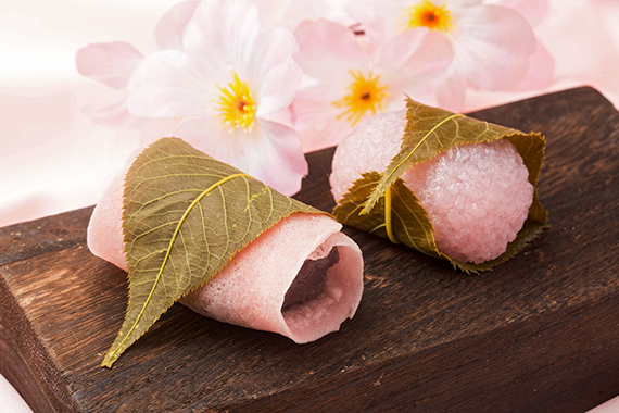 左が関東の長命寺桜餅、右が関西の道明寺桜餅(photo by sasazawa/fotolia)